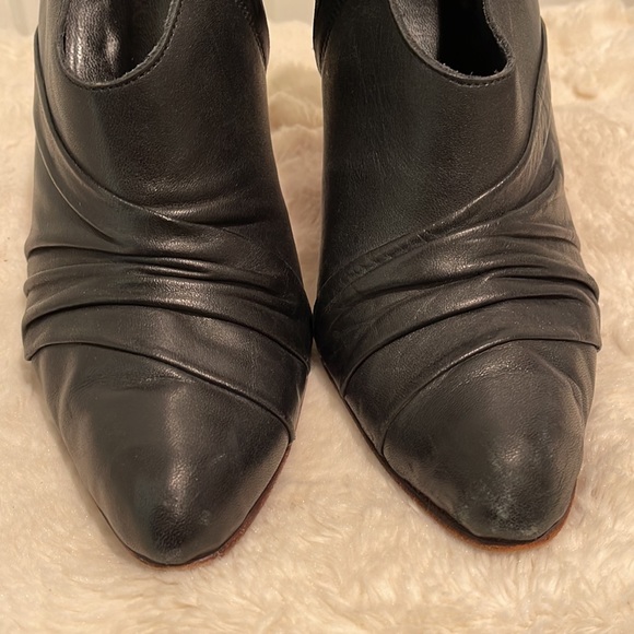 Black Leather Closed Toe Bootie Pump Size 40 - Picture 7 of 7